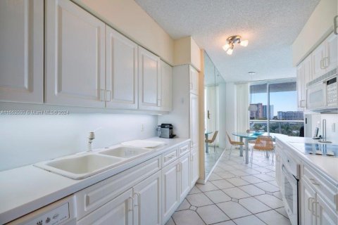 Condominio en alquiler en Sunny Isles Beach, Florida, 2 dormitorios, 163.51 m2 № 1369025 - foto 10