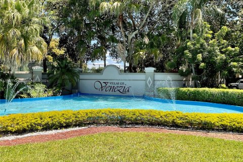 Condo in Sunrise, Florida, 2 bedrooms  № 1240219 - photo 1