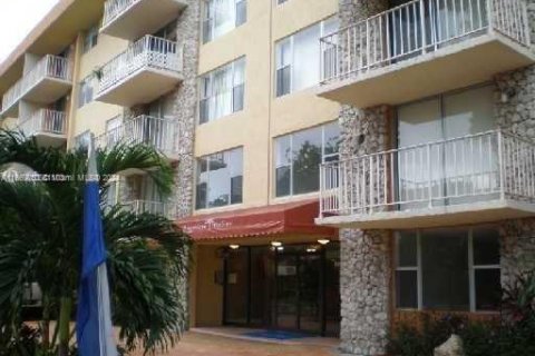 Condo in North Miami, Florida, 1 bedroom  № 1386149 - photo 1