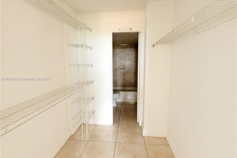 Condominio en venta en North Miami, Florida, 1 dormitorio, 62.52 m2 № 1386149 - foto 20