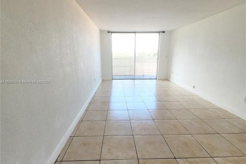 Condo in North Miami, Florida, 1 bedroom  № 1386149 - photo 16