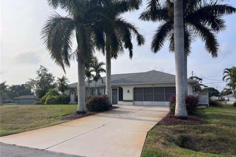 Villa ou maison à louer à Englewood, Floride: 3 chambres, 198.63 m2 № 1386334 - photo 1