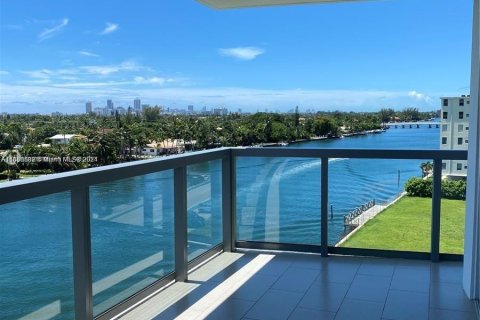 Condominio en venta en Bay Harbor Islands, Florida, 2 dormitorios, 181.9 m2 № 1365490 - foto 12