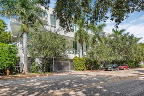 Condo in Miami Beach, Florida, 2 bedrooms  № 1365578 - photo 2