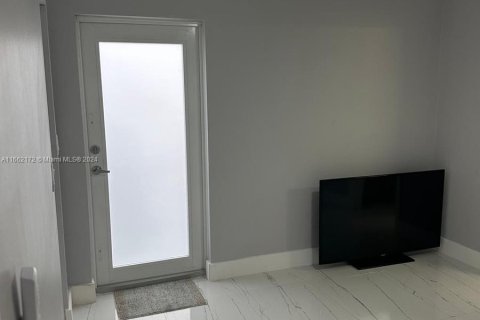 Immobilier commercial à louer à Miami, Floride: 1 chambre, 190.82 m2 № 1369270 - photo 3