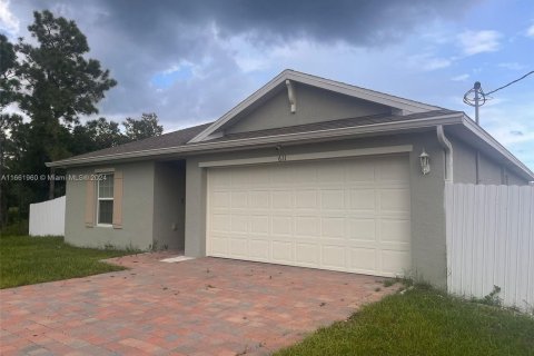 House in Lehigh Acres, Florida 4 bedrooms № 1369217 - photo 1