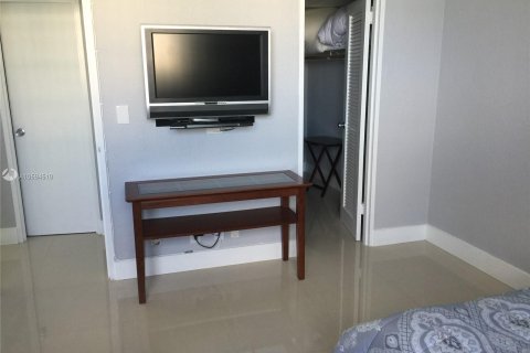 Condominio en alquiler en Hollywood, Florida, 2 dormitorios, 125.88 m2 № 1176 - foto 12