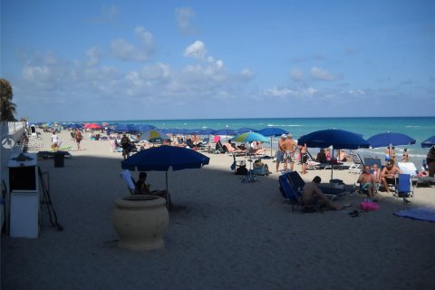 Condominio en alquiler en Hollywood, Florida, 2 dormitorios, 125.88 m2 № 1176 - foto 23