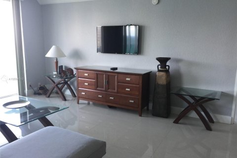 Condominio en alquiler en Hollywood, Florida, 2 dormitorios, 125.88 m2 № 1176 - foto 5