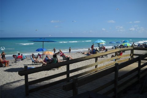 Copropriété à louer à Hollywood, Floride: 2 chambres, 125.88 m2 № 1176 - photo 22