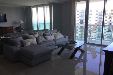 Condominio en alquiler en Hollywood, Florida, 2 dormitorios, 125.88 m2 № 1176 - foto 6