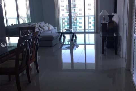 Condominio en alquiler en Hollywood, Florida, 2 dormitorios, 125.88 m2 № 1176 - foto 1