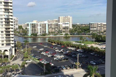 Copropriété à louer à Hollywood, Floride: 2 chambres, 109.25 m2 № 1174 - photo 5