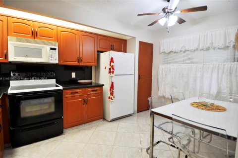 Condominio en venta en Pembroke Pines, Florida, 2 dormitorios, 110.74 m2 № 747284 - foto 3