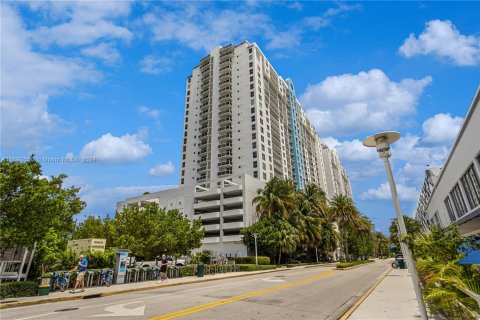 Condo in Miami Beach, Florida, 2 bedrooms  № 1184328 - photo 17