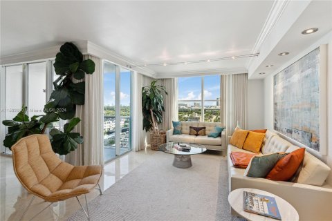 Condo in Miami Beach, Florida, 2 bedrooms  № 1184328 - photo 1