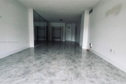 Condo in Hallandale Beach, Florida, 1 bedroom  № 1270925 - photo 2