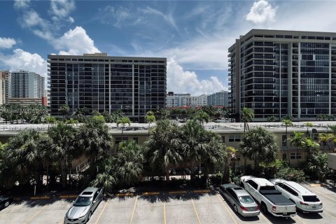 Condo in Hallandale Beach, Florida, 1 bedroom  № 1270925 - photo 20