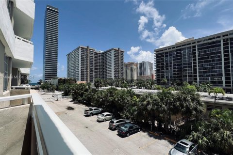 Condo in Hallandale Beach, Florida, 1 bedroom  № 1270925 - photo 19