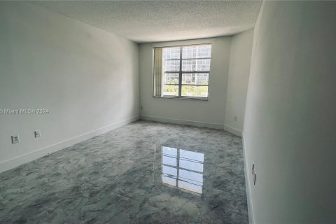 Condo in Hallandale Beach, Florida, 1 bedroom  № 1270925 - photo 14