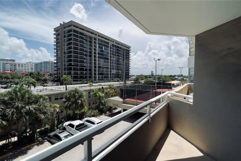 Condo in Hallandale Beach, Florida, 1 bedroom  № 1270925 - photo 23