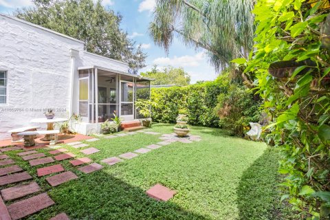 House in Coral Gables, Florida 3 bedrooms, 125.88 sq.m. № 1365348 - photo 18