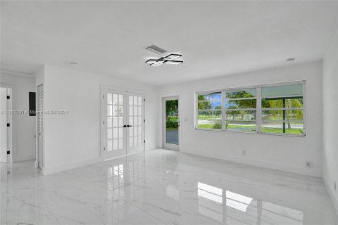 House in Pompano Beach, Florida 4 bedrooms, 138.33 sq.m. № 1369253 - photo 10