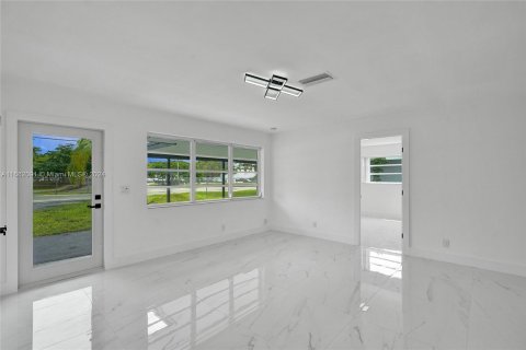 House in Pompano Beach, Florida 4 bedrooms, 138.33 sq.m. № 1369253 - photo 15