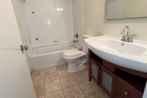 Adosado en venta en Hialeah, Florida, 4 dormitorios, 147.71 m2 № 1365942 - foto 11