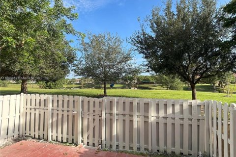 Adosado en venta en Hialeah, Florida, 4 dormitorios, 147.71 m2 № 1365942 - foto 2