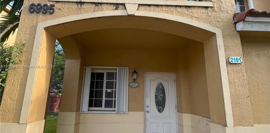 Townhouse in Hialeah, Florida 4 bedrooms, 147.71 sq.m. № 1365942