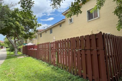 Townhouse in Hialeah, Florida 4 bedrooms, 147.71 sq.m. № 1365942 - photo 16