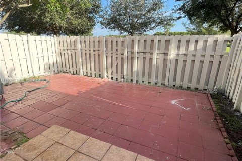 Adosado en venta en Hialeah, Florida, 4 dormitorios, 147.71 m2 № 1365942 - foto 14