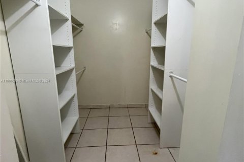 Adosado en venta en Hialeah, Florida, 4 dormitorios, 147.71 m2 № 1365942 - foto 13