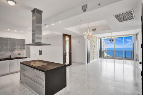 Condo in Sunny Isles Beach, Florida, 3 bedrooms  № 1365941 - photo 1