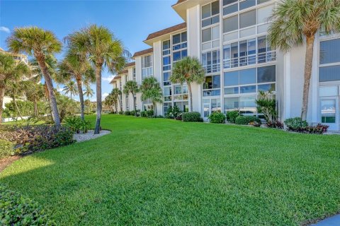 Condo in Sarasota, Florida, 2 bedrooms  № 214507 - photo 2