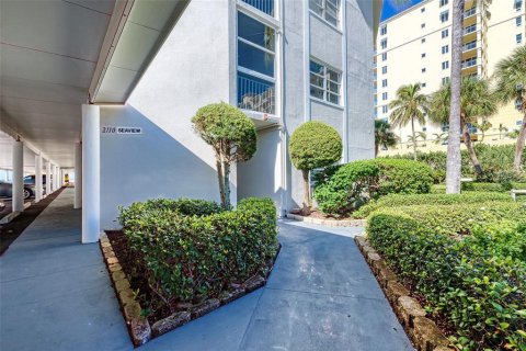 Condo in Sarasota, Florida, 2 bedrooms  № 214507 - photo 23