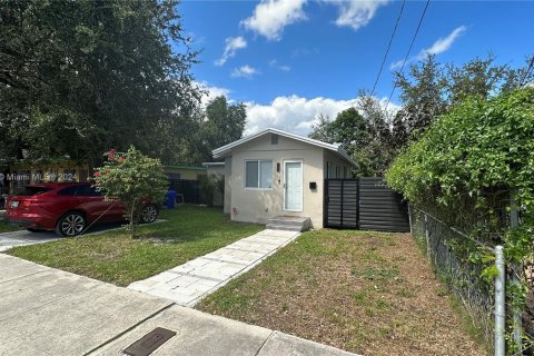 House in Miami, Florida 2 bedrooms, 92.72 sq.m. № 1271536 - photo 1