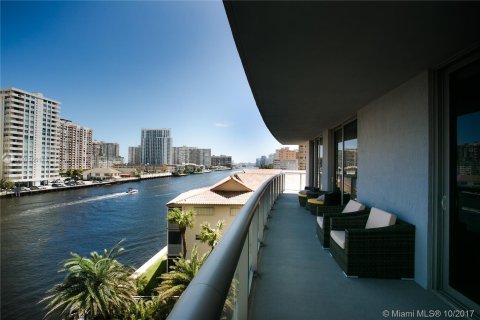 Condo in Hallandale Beach, Florida, 3 bedrooms  № 6230 - photo 15