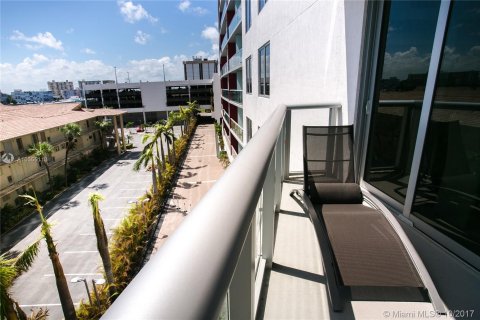 Condo in Hallandale Beach, Florida, 3 bedrooms  № 6230 - photo 13