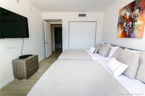 Condo in Hallandale Beach, Florida, 3 bedrooms  № 6230 - photo 29