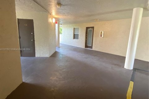 Condo in Tamarac, Florida, 1 bedroom  № 1237146 - photo 12