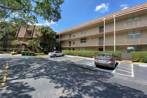 Condo in Tamarac, Florida, 1 bedroom  № 1237146 - photo 1