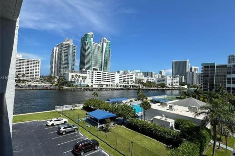 Condo in Hallandale Beach, Florida, 1 bedroom  № 1290981 - photo 3