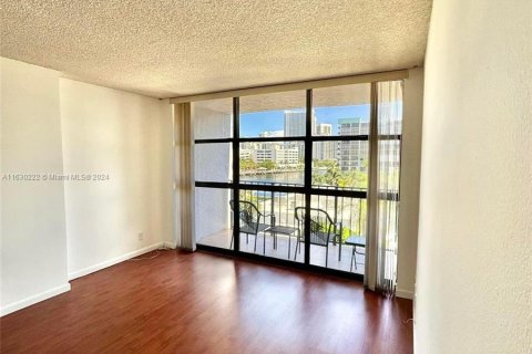 Condominio en venta en Hallandale Beach, Florida, 1 dormitorio, 85.01 m2 № 1290981 - foto 9