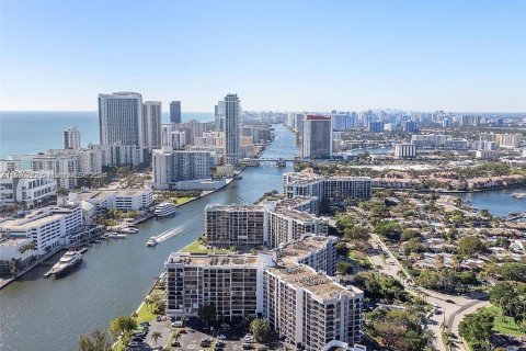 Condo in Hallandale Beach, Florida, 1 bedroom  № 1290981 - photo 1