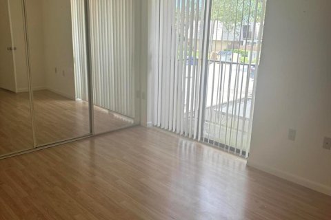 Снять в аренду таунхаус в Уэст-Палм-Бич, Флорида 2 спальни, 114.83м2, № 996301 - фото 2
