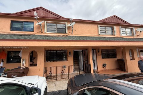 Adosado en venta en Hialeah, Florida, 2 dormitorios, 83.24 m2 № 1398228 - foto 1