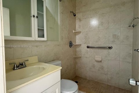 Adosado en venta en Hialeah, Florida, 2 dormitorios, 83.24 m2 № 1398228 - foto 9