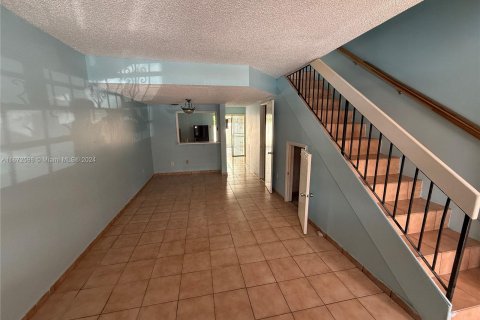 Adosado en venta en Hialeah, Florida, 2 dormitorios, 83.24 m2 № 1398228 - foto 3